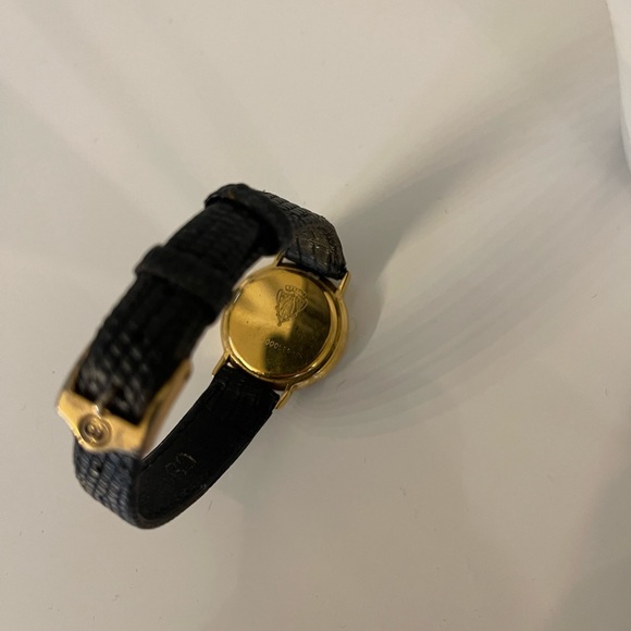 18K Gold Authentic Gucci Watch - Picture 3 of 4